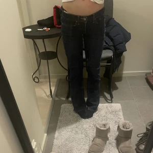 Lågmidjade Levis jeans  - Asnygga lågmidjade jeans från Levis, de är low waist bootcut ❤️