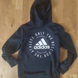 Adidas hoodie - Svart hoodie i fint skick. Storlek 152. Finns på flera försäljningsställen.