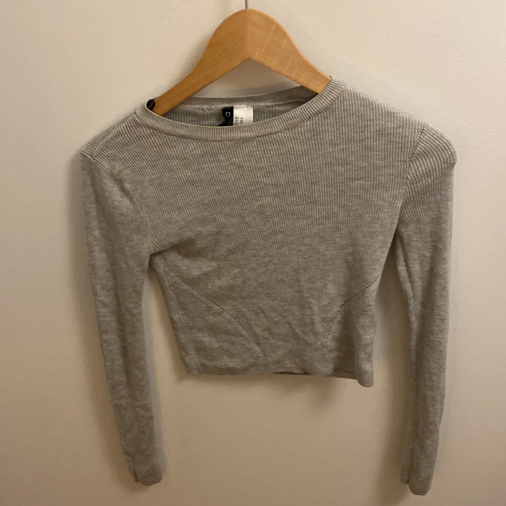 Säljer denna supersköna ljusgråa tröjan från hm/divided. Säljer för att den är för liten för mig och ska inte vara en crop top utan lite av magen kanske syns beroende på hur lång du är osv.💗   Pris kan diskuteras . Tröjor & Koftor.