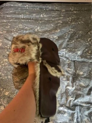 Revenite mössa (Limited Edition) - Äkta Milfhunter mössa, köpt från milfhunter.se numera Revenite.  Den är i oanvänt skick och har bara suttit på en hylla för visning.  Det är en av väldigt få milfhunter mössor som såldes vilket gör den väldigt sällsynt.