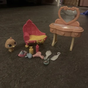 Pet shops  - Pets shops från början av 2000- talet vissa är limited Editon. Kan köpa stryckpris mellan 50-200kr styck. (16 stycken är det+ tillbehör) . Kan få de för 650kr sammanlagt. Om du köper allt! 