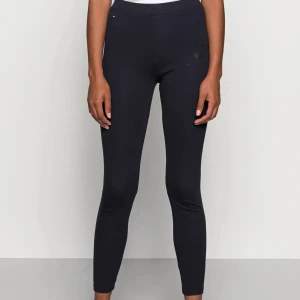 Leggings   - Superfina Tommy hulfiger leggings som aldrig används då de tyvärr inte passar. Prislappen sitter kvar. Nypris 799 kr. Priset går att diskutera vid snabb affär😊