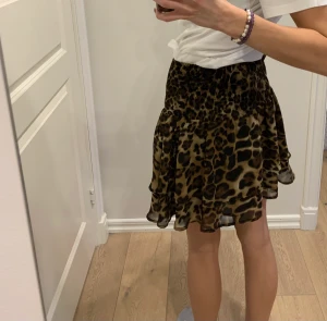 Gestuz leopard kjol - Säljer min fina leopard kjol från gestuz i mycket bra skick☺️ Storlek 34 men den är stretching, passar mig som brukar ha 36 perfekt💕