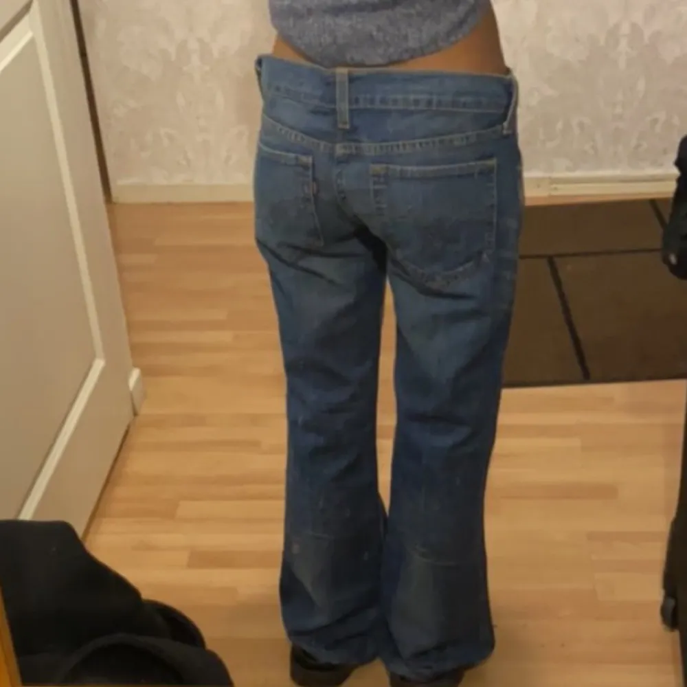 Säljer dessa jättefina Levis jeans jag köpt på Plick, för de tyvärr var för stora. Bra skick!💗. Jeans & Byxor.