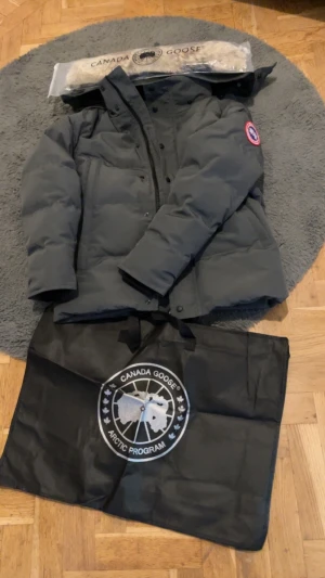 Canada goose jacka - Säljer nu min väns canada goose jacka den är i färg grå storlek M