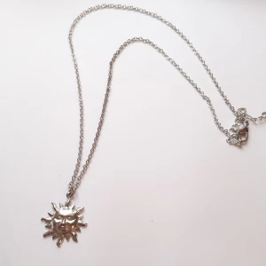 Sol halsband  - Vintage halsband med sol berlock. ☀️