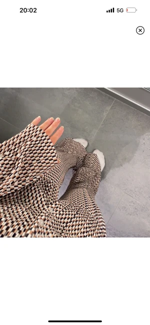 Mönstrat set - Säljer detta ursnygga set från H&M då jag inte tycker att det sitter bra på mig. Båda delarna i xs❤️❤️