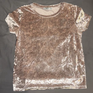 Samhet t-shirt - Fin o skön samhet tröja i ljus rosa använt 2 gånger Max inte riktigt min still. Storlek M men skulle säga att den passar S som jag har i storlek!