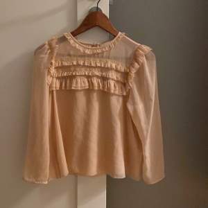 Säljer beige/rosa blus från hm som inte säljs längre  Jätte bra skick inga defekter 