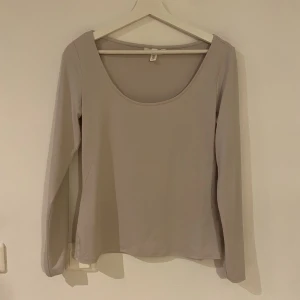Långärmad beige topp - Otroligt skönt material. Knappt använd. 