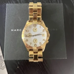Marc Jacobs klocka  - Super snygg klocka från Marc Jacobs. Skriv för mer frågor🥰box medkommer