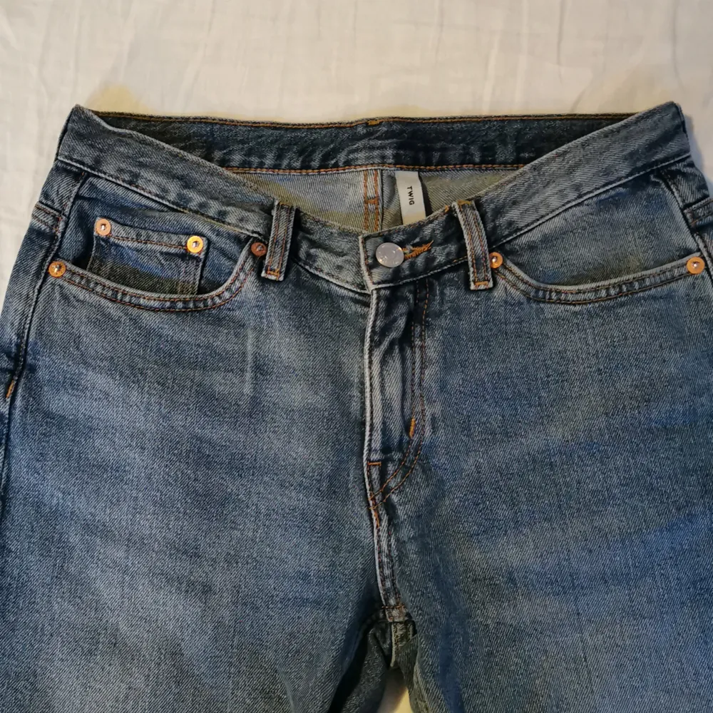 Blåa jeans från weekday i modellen Twig. Storlek 29/30. Jag säljer samma model i en mindre storlek i min profil. Skriv privat vid frågor eller fler bilder. Jag diskuterar gärna pris 😉. Jeans & Byxor.