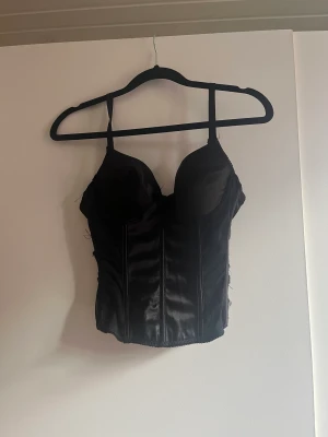 Korsett - Så fin korsett men tyvärr lite för stor kupa för mig (har 70a-B) med knäppning o hjärtan i ryggen ❤️