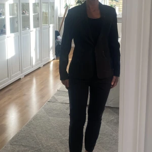 Kavaj - Säljer dne här kavajen från Stockholm Lm. Den är i mycket fint skick.