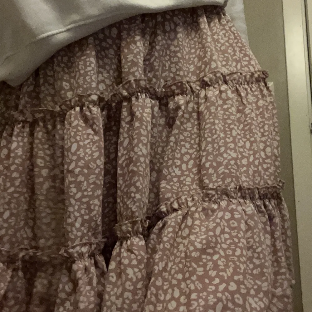 Söt rosa kjol från Shein i storlek S! Har aldrig kommit till användning . Kjolar.