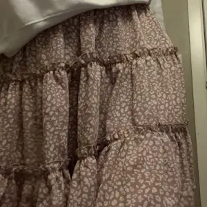Söt rosa kjol från Shein i storlek S! Har aldrig kommit till användning 