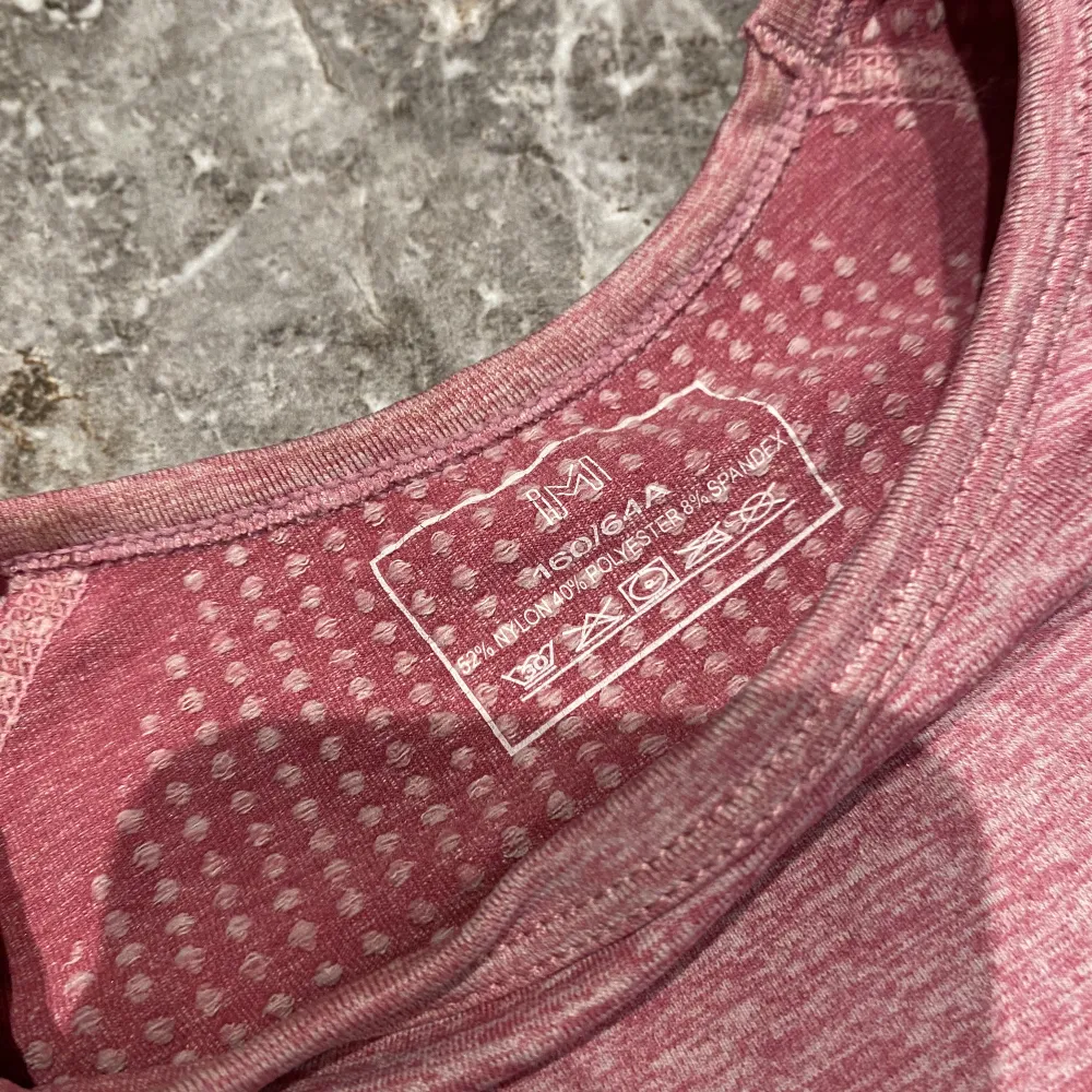 Säljer en rosa träningströja crop top i nyskick. Använd få gånger. Jättesöt och bekväm. Står storlek M men jag tycker det mer känns som S,XS. Kika gärna på mina andra annonser, säljer mycket:) Samfraktar gärna.. Toppar.