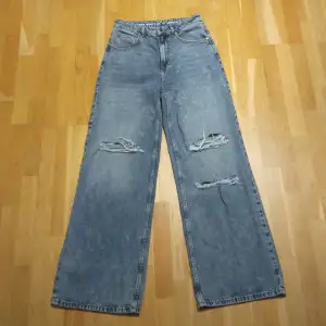 Blåa jeans från BikBok. Modellen 