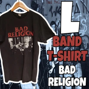 BAND T-SHIRT BAD RELIGION - Skön punk Tischa med Bad Religion på. Buren ett par gånger men i bra skick. Säljer för att den ej används. Bilden ovan är min men kan ta fler om det behövs.