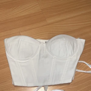 Vit korsettop - Vit korsettop/bustier Snörning bak Aldrig använd Från shein står storlek M men är lite mer som S Nypris: 179kr