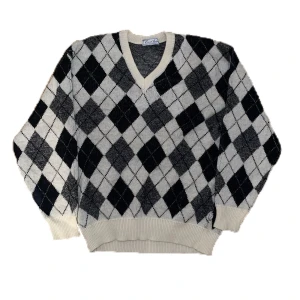 Vintage tjocktröja - Denna tjocktröja är väldigt mysig och är perfekt till vinter eller när det är kallt. Den är vintage och har inga skador 🙌🏼