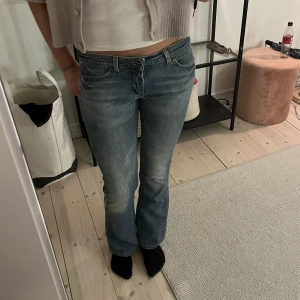 Lågmidjade bootcut jeans - Från märket Wrangler ❤️  Midjemått: 78cm  Innerbenslängd: 80cm