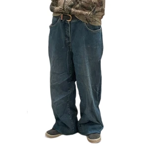 Baggy jeans  - Ett par blåa baggy jeans i fint skick. Lite slitna i nederkant, ingenting man tänker på. Innerbenslängd: 79cm. Midjemått: 94cm. Benbredd lår: 30,5cm. Benbredd smalben: 30,5cm. Vid frågor eller önskemål om fler bilder, skriv privat!