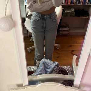Jeans - Högmidjade jeans från bikbok i bra skick i stl 32, Säljes då den inte längre andvänds. Nypris 499 