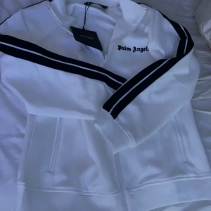 Palm angels tröja - Hej en helt nya palm angels tröja. Helt oanvänd 10/10 enligt mig har prövat den 1gång för att de om den passade o var tyvärr lite för stor så säljer storlek M passar S också 😀priset ej hugget i sten MVH Rikard
