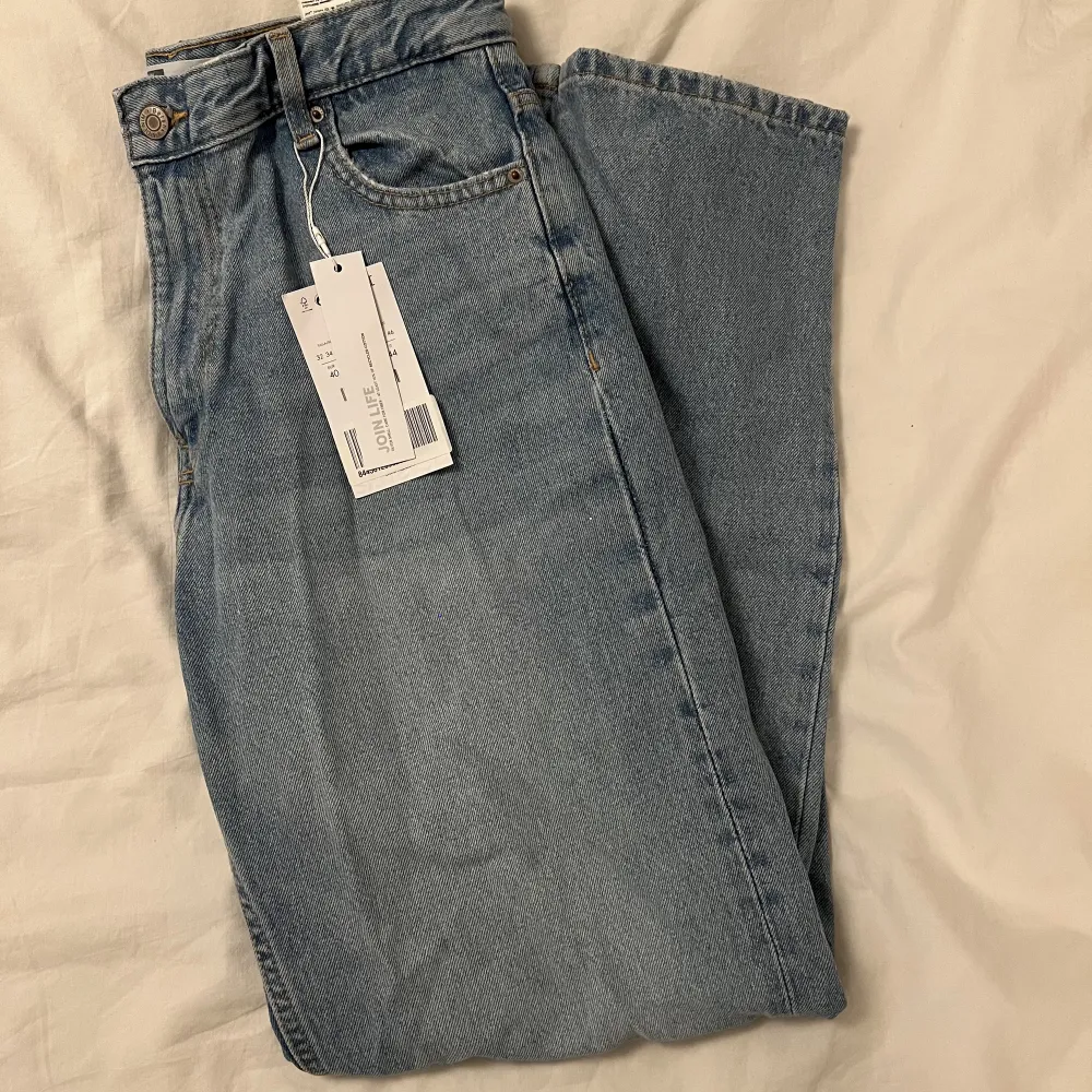 Säljer helt oanvända jeans från Bershka, straight leg - light blue denim 🌸 Strl 40 men sitter mer som 38. Alla lappar sitter kvar på 🌸 köpta för 449kr🌸 kan gå ner i pris vid snabb affär🌸. Jeans & Byxor.