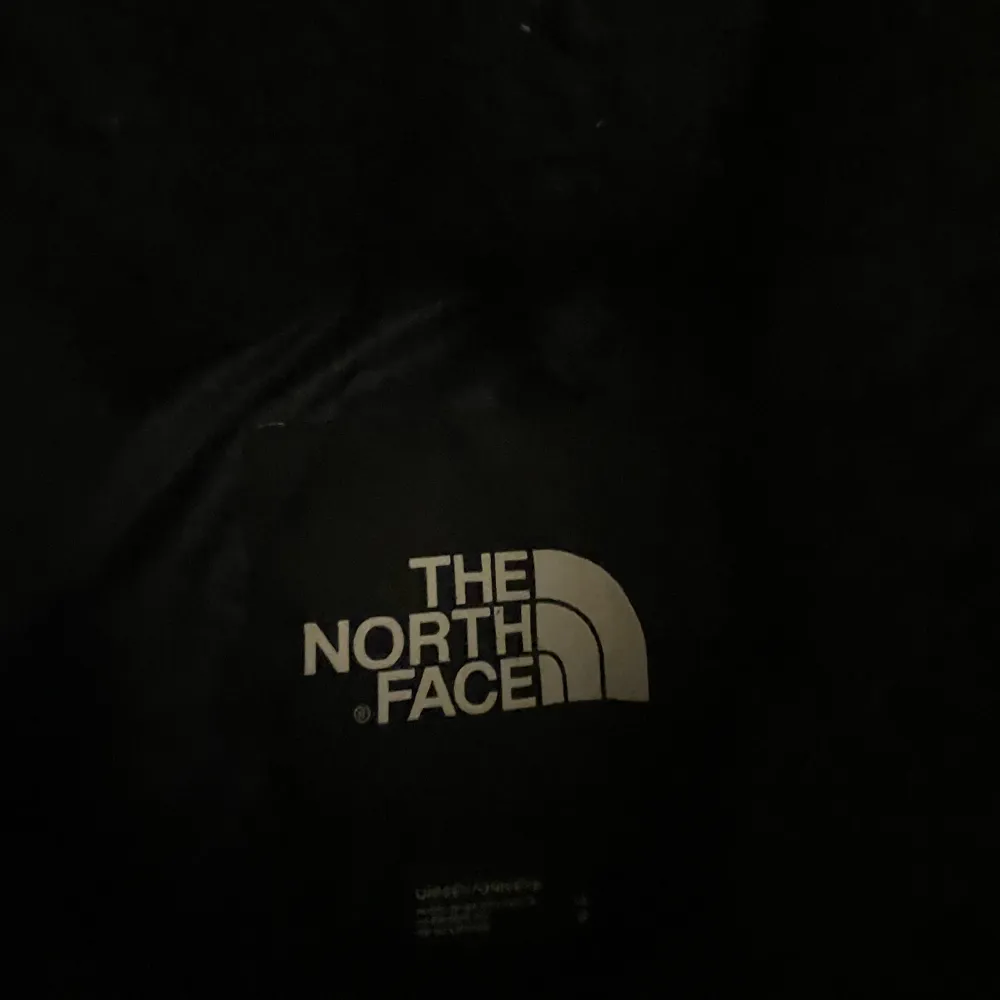 The North Face Sherpa Nuptse Jacket i mörkblå färg. Bara använd under en vinter och är därför i toppskick👌. Storleken är M. Skriv för flera frågor!📦. Jackor.
