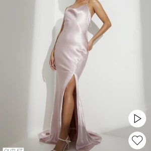 Balklänning - Säljer denna superfina oanvända balklänningen från Nelly i storlek S. Helt slutsåld på hemsidan. Köpt för 1099kr