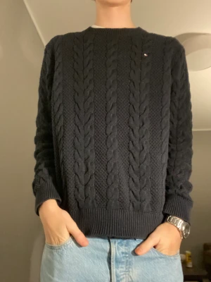 Tommy hilfiger kabelstickad - Kabelstickad TH tröja i grymt skick, originalpris 1200kr mitt pris 400kr (kan diskuteras) killen på bilden är 170cm lång och bär strl 164. Kontakta för slet bilder