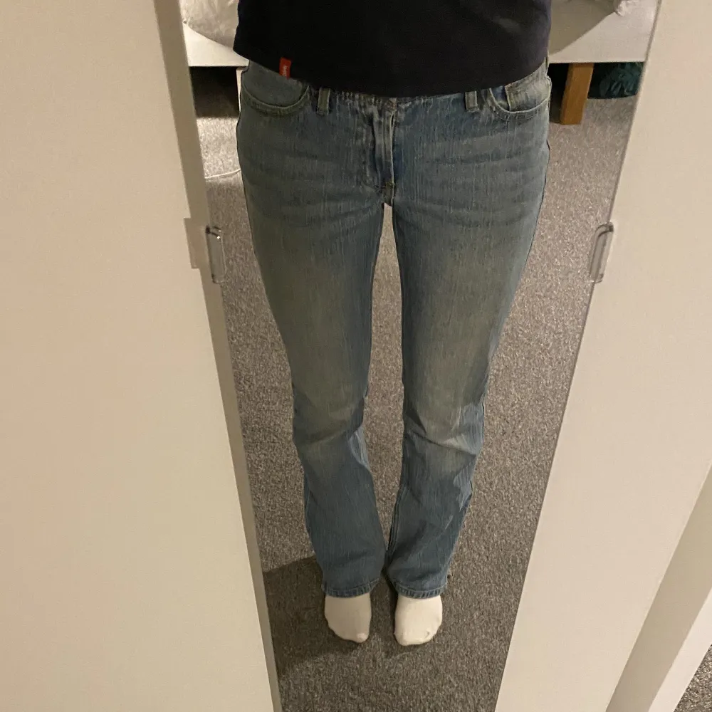 Såå snygga jeans från Brandy Melville, i modellen Brielle 90’s. Köpta för cirka 450. Midjemått: 37 tvärs över, Innerbenslängd: 80cm. Har en liten defekt, som dock inte syns alls mycket men skriv för bild. 🙌Tror inte heller att dessa säljs längre🫶. Jeans & Byxor.