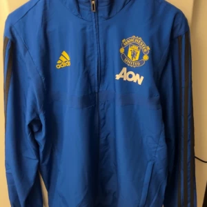 Manchester United jacka - Manchester United jacka windbreaker knappt använd 