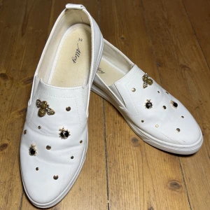 Fina sneakers strl 39 - Fina sneakers från DinSko i strl 39. Använda ett fåtal gånger.