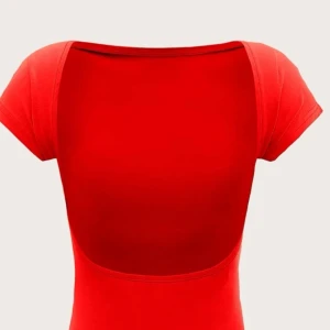 röd t-shirt - öppen i ryggen! väldigt bra skick och använd 1 gång. tycker inte jag passar bra i den! 