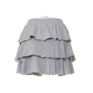 En grå/grön kjol från ASOS men köpt på sellpy, aldrig använd av mig har prislappen från sellpy kvar. Storlek 34