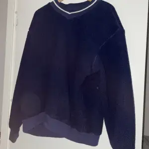 Säljer denna mysiga sweatshirt som är i fint skick men tyvärr inte använts på länge. Kontakta för frågor eller fler bilder:)