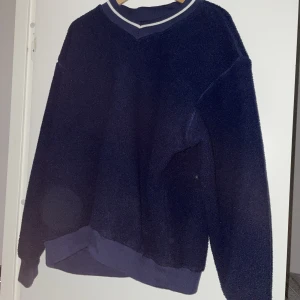 Tjock sweatshirt  - Säljer denna mysiga sweatshirt som är i fint skick men tyvärr inte använts på länge. Kontakta för frågor eller fler bilder:)