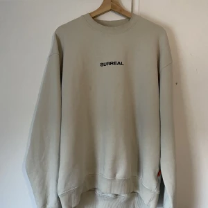 Tjocktröja - En jättecool oversized tröja från Carlings. Tröjan är i ett mycket bra skick men har några enstaka fläckar på framsidan. Tycker själv inte att de syns så värst mycket. Hör av er om det finns frågor💗(kunden betalar frakten)