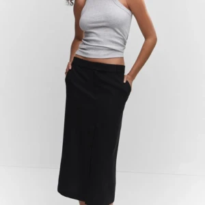 Svart kjol - Mycket fin kjol som tyvärr är lite liten för mig. Köpt i juli och bara använd en gång.