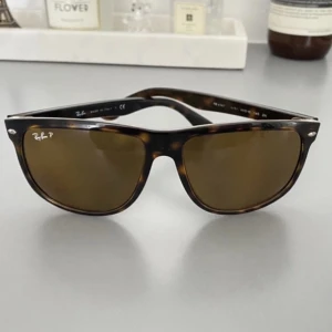 Rayban boyfriend - Sjukt feta raybans i fint skick, inga repor eller så, modellen heter boyfriend, nypris ca 1800, köp för 899, fodralet medföljer. MVH Simon