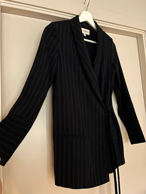 Randigt snyggt kostymset  - Snyggt kostymset från Kappahl i stl 36