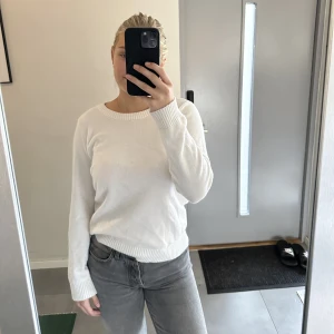 Tröja VILA - Jättefin och skön finstickad tröja från vila. Inte alls stickig. Fint skick då den bara är använd fåtal gånger av mig. Skulle säga den är en liten M. Nypris 329kr.
