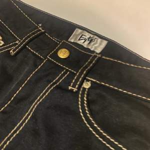 Skit snygga svarta eytys byxor som är bootcut med coola sömmar längs hela byxorna. Storlek är ungefär S eller 25. Nypris är ungefär 2600 kr. Tar bud från 1500 kr. Kan mötas upp, köpare står annars för frakt. 