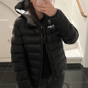 Colmar Jacka - Säljer denna jättefina Colmarjacka. Passar jättebra för mig som normalt har S (står ej storlek). Den har inga defekter och är i jättebra skick 💞Nypris ca 4000kr