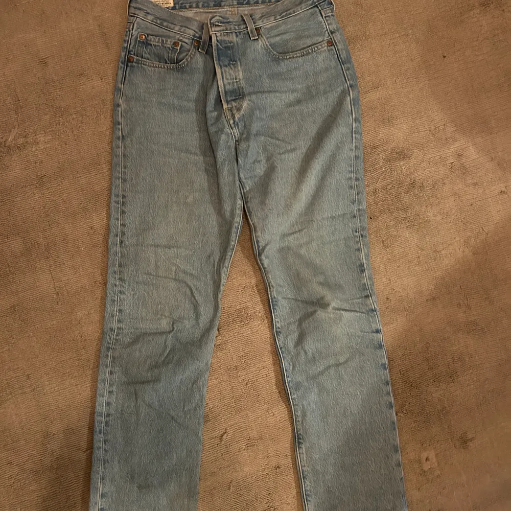 Säljer mina jeans från Levi’s - 32x32 Köpta för ca 3år sedan - lite slitna. Jeans & Byxor.