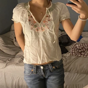 Vacker blus  - En vacker blus med blommor som har legat i min garderob en stund nu så tänkte bli av med den då da det är inget märke den kommer nog i från Thailand men den är fortfarande jätte vacker och perfekt skick