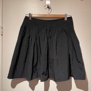 Svart kjol från Monki i storlek S. Den är i något ”prassligare” material, superfin! 🫶🏼